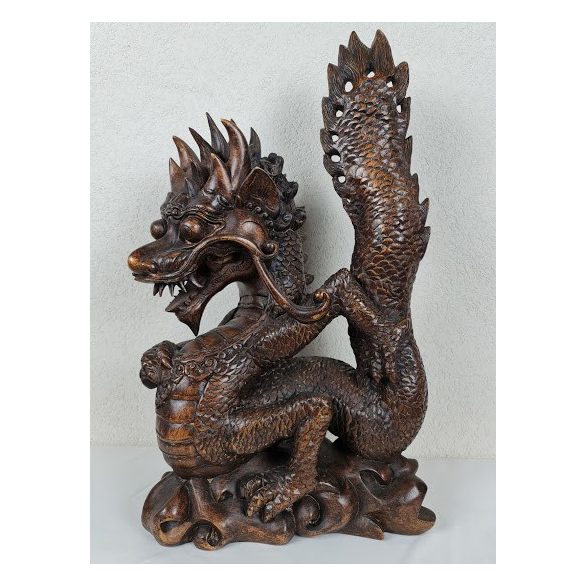 Faragott sárkány figura