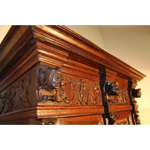 Antik,frissen felújított reneszánsz,dúsan faragott kabinetszekrény
