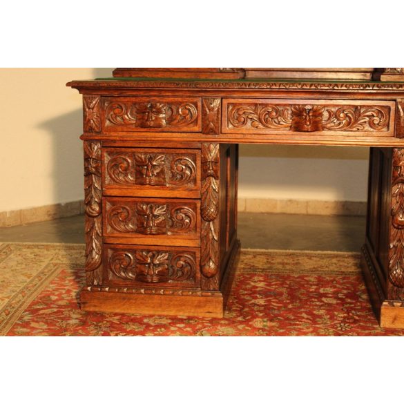 Antik,frissen felújított reneszánsz stílusú dúsan faragott felépítményes íróasztal