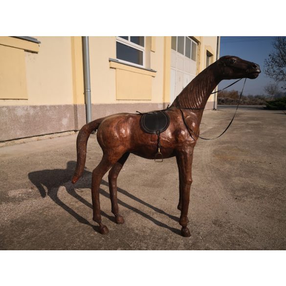 Régi bőrből készült ló