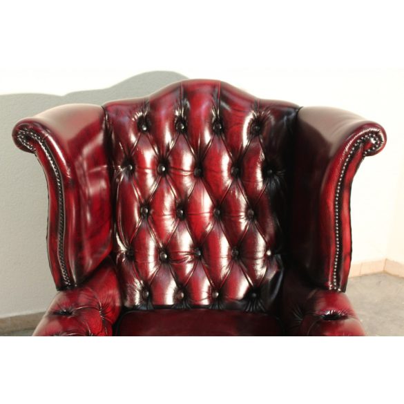 Antik burgundi színű Queen Anne chesterfield füles bőr fotel.