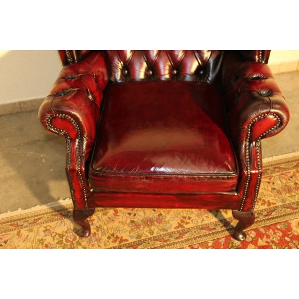 Antik burgundi színű Queen Anne chesterfield füles bőr fotel.