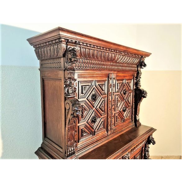 Antik,frissen felújított reneszánsz stílusú dúsan faragott szekrény