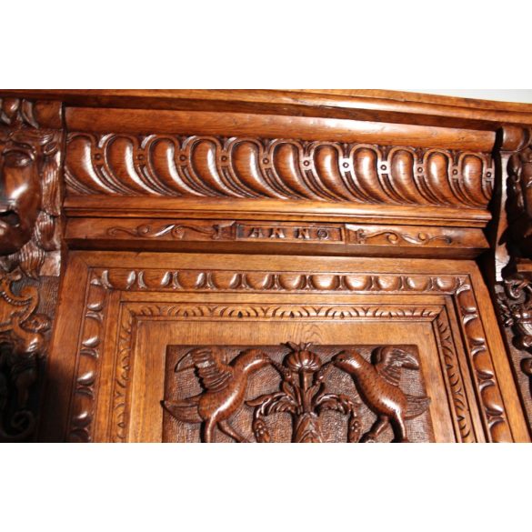 Antik,frissen felújított reneszánsz,dúsan faragott kabinetszekrény