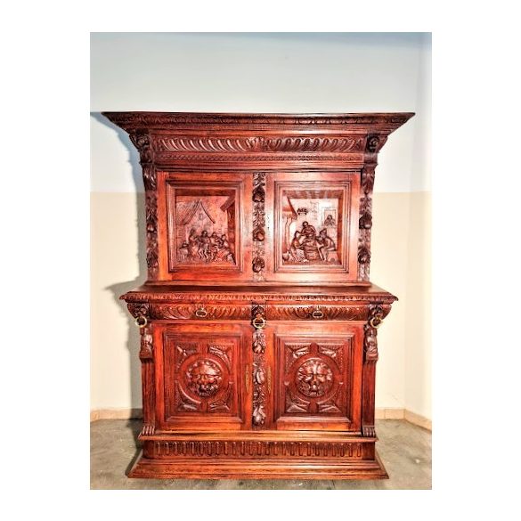 Antik, frissen felújított reneszánsz stílusú dúsan faragott szekrény