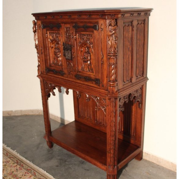 Antik,frissen felújított reneszánsz,gótikus stílusú dúsan faragott kabinetszekrény