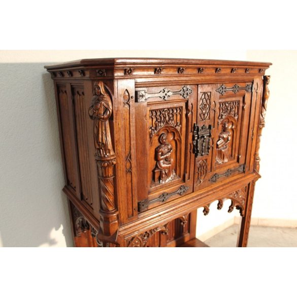 Antik,frissen felújított reneszánsz,gótikus stílusú dúsan faragott kabinetszekrény