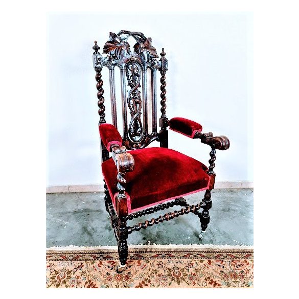 Régi, dúsan faragott antik reneszánsz fotel