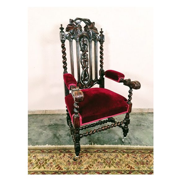Régi, dúsan faragott antik reneszánsz fotel