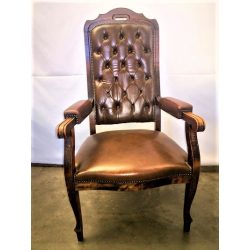 Chesterfield karfás szék