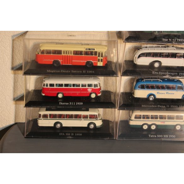 Gyüjteményből régi modell autóbuszok