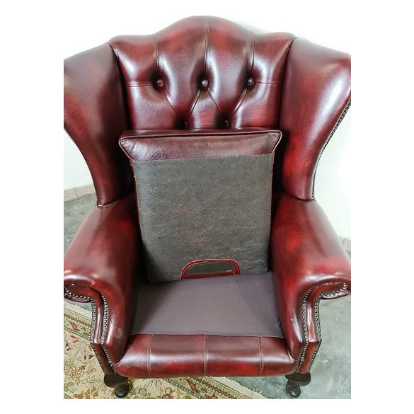 Chesterfield antik burgundi színű füles bőr fotel
