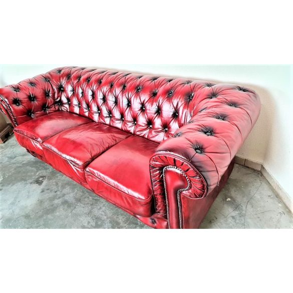 Gyönyörű chesterfield antik burgundi színű bőr kanapé