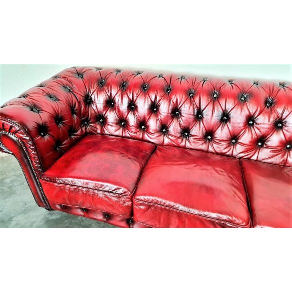 Gyönyörű chesterfield antik burgundi színű bőr kanapé