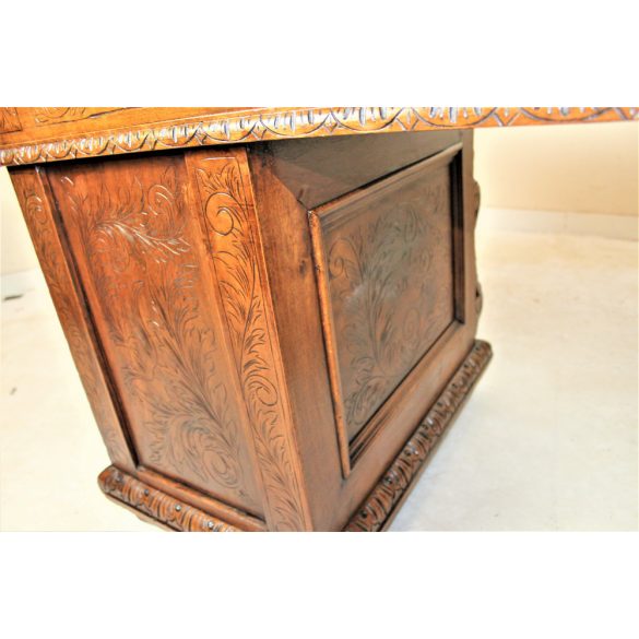  Antik,frissen felújított dúsan faragott faunfejes íróasztal