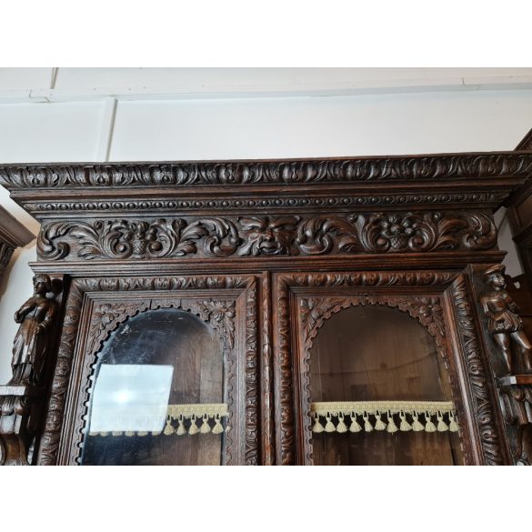 Antik,dúsan faragott reneszánsz stílusú tálaló, vagy könyves szekrény