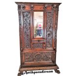 Antik,frissen felújított reneszánsz kabátfogas,előszobafal 