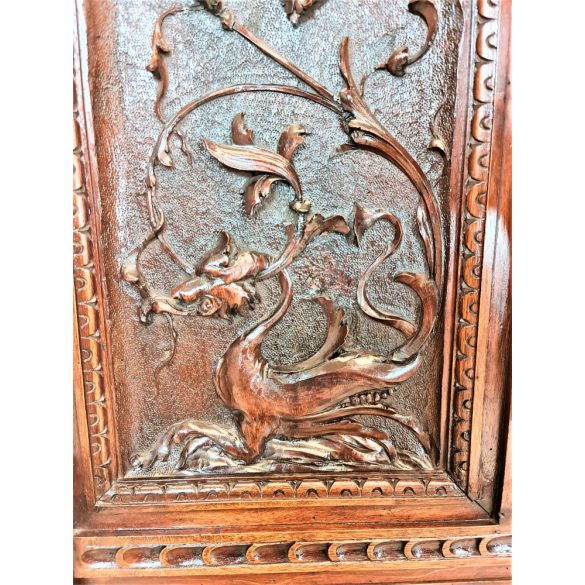 Antik,frissen felújított reneszánsz kabátfogas,előszobafal 