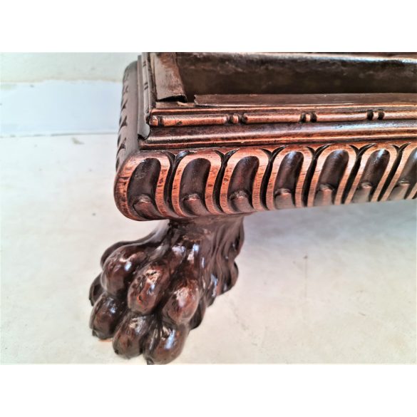 Antik,frissen felújított reneszánsz kabátfogas,előszobafal 