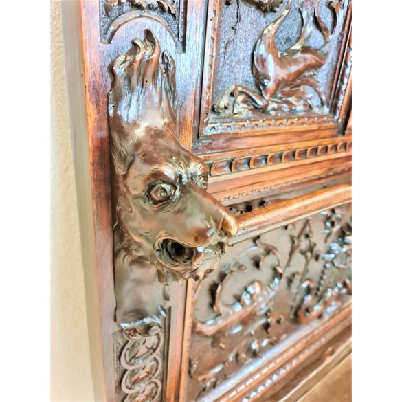 Antik,frissen felújított reneszánsz kabátfogas,előszobafal 