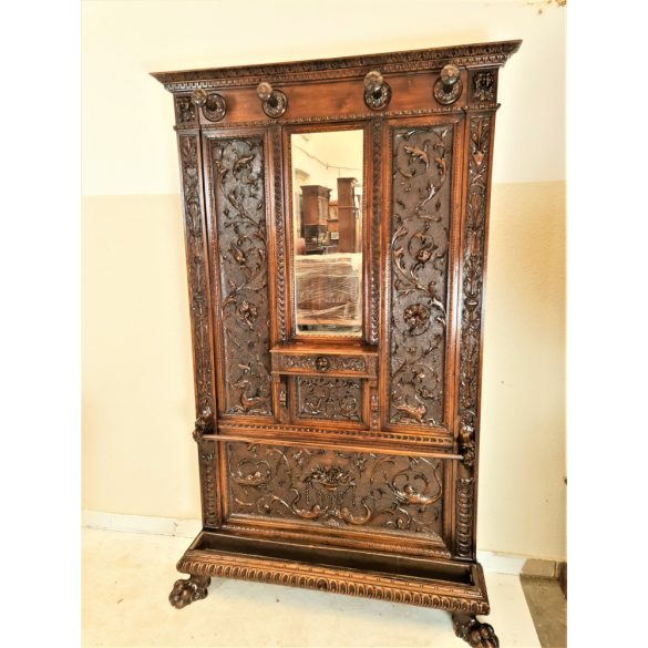 Antik,frissen felújított reneszánsz kabátfogas,előszobafal 