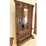 Antik,frissen felújított reneszánsz kabátfogas,előszobafal 