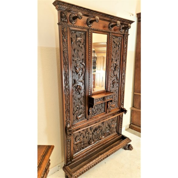 Antik,frissen felújított reneszánsz kabátfogas,előszobafal 