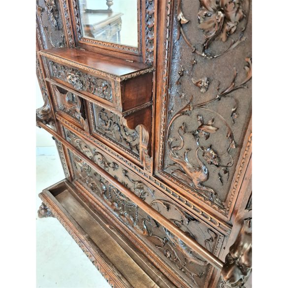 Antik,frissen felújított reneszánsz kabátfogas,előszobafal 