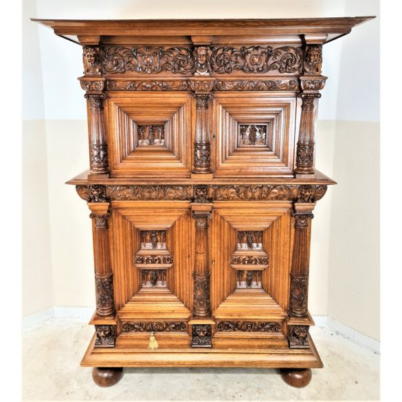 Antik reneszánsz stílusú kabinetszekrény
