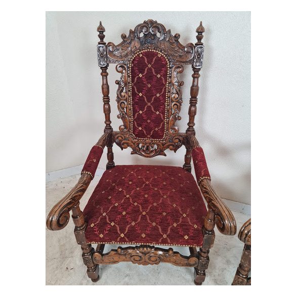 Frissen felújított antik reneszánsz stílusú,dúsan faragott karfás székek