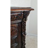 Frissen felújított antik reneszánsz stílusú komód