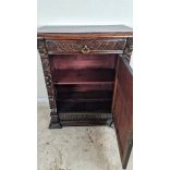 Frissen felújított antik reneszánsz stílusú komód