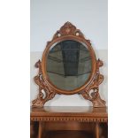 Alakos faragású konzolasztal tükörrel