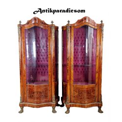   Csodaszép Francia XVI.Lajos stílusú rézveretes,intarziás,hajlított üveges  vitrinek párban