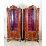 Csodaszép Francia XVI.Lajos stílusú rézveretes,intarziás,hajlított üveges  vitrinek párban