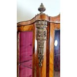 Csodaszép Francia XVI.Lajos stílusú rézveretes,intarziás,hajlított üveges  vitrinek párban