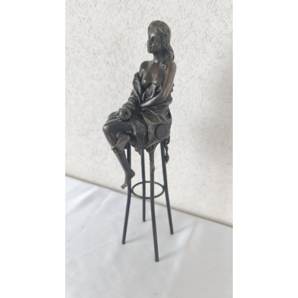 "Bárhölgyek" bronz szobor