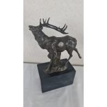 Szarvas bronzszobor márványtalpon