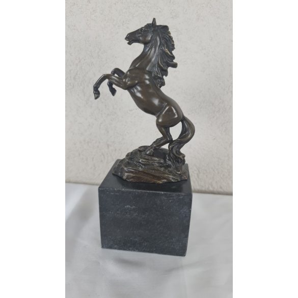 Ágaskodó ló. bronzszobor márványtalpon