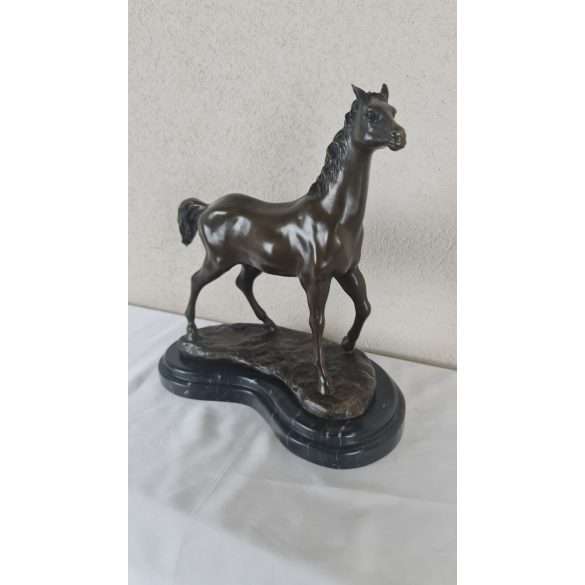 Gyönyörű ló bronzszobor márványtalpon