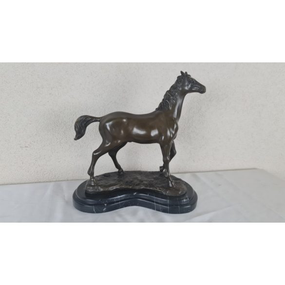 Gyönyörű ló bronzszobor márványtalpon