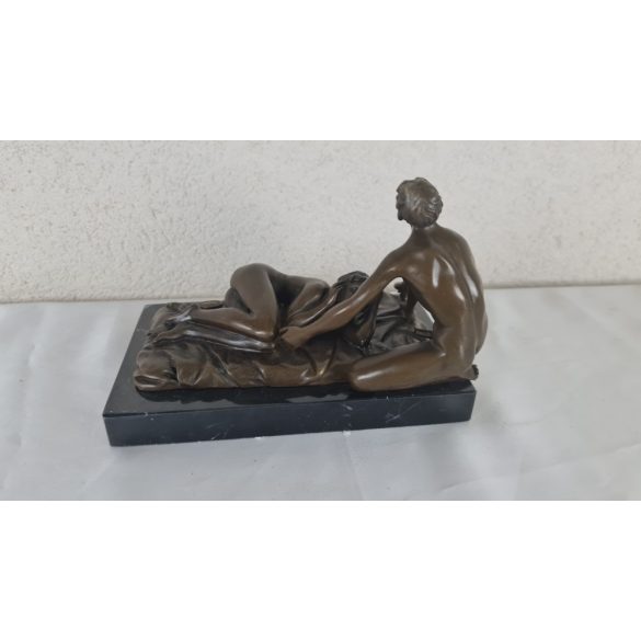 Erotikus bronzszobor márványtalpon