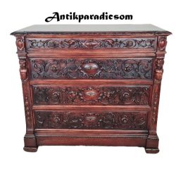 Antik, frissen felújított reneszánsz stílusú komód