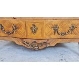 Gyönyörű XVI.Lajos stílusú márványlapos hasas komód