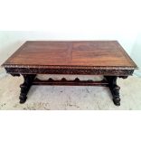 Kb.200 éves antik,dúsan fargott reneszánsz asztal. Múzeumi darab