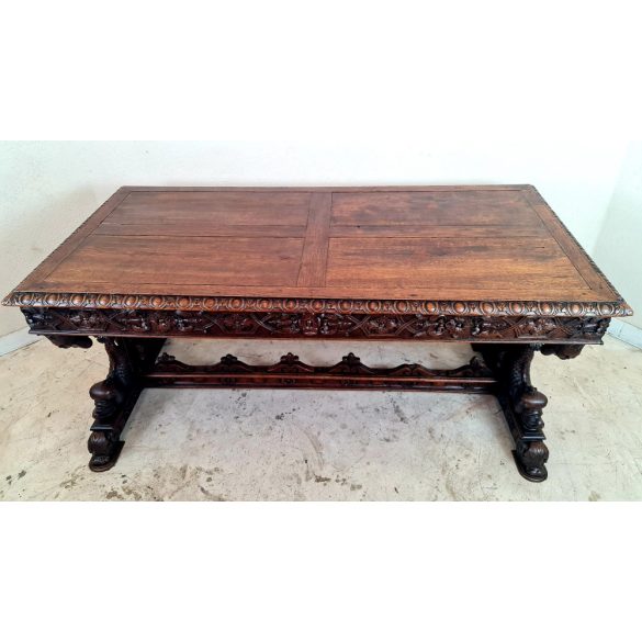 Kb.200 éves antik,dúsan fargott reneszánsz asztal. Múzeumi darab