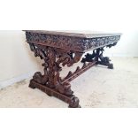 Kb.200 éves antik,dúsan fargott reneszánsz asztal. Múzeumi darab