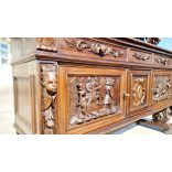 A503 Antik, frissen felújított,reneszánsz ,harci jelenetes faragású étkezőgarnitúra(1800 vége)