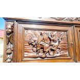 A503 Antik, frissen felújított,reneszánsz ,harci jelenetes faragású étkezőgarnitúra(1800 vége)