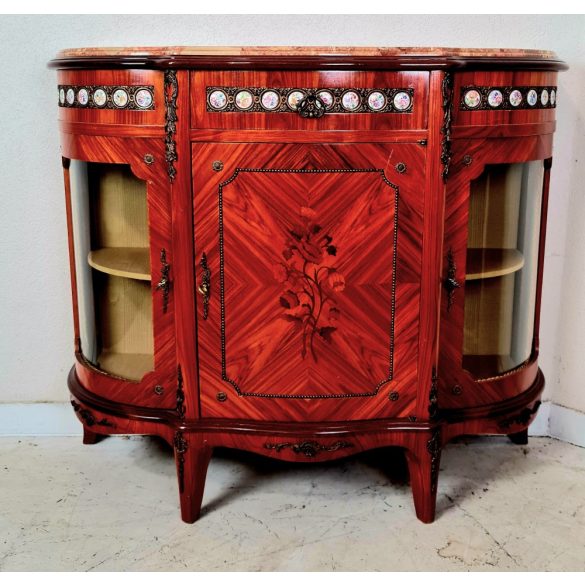 Márványlapos,oldalvitrines porcelán díszítésű komód